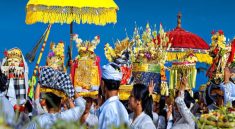 Upacara Adat Melasti Yang Dilakukan Menjelang Hari Nyepi
