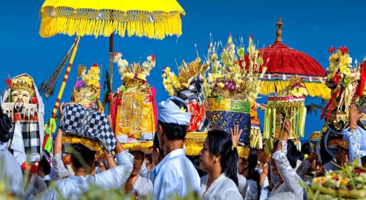 Upacara Adat Melasti Yang Dilakukan Menjelang Hari Nyepi