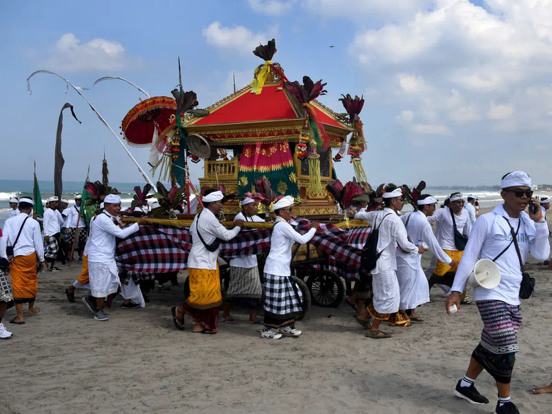 Upacara Adat Melasti Yang Dilakukan Menjelang Hari Nyepi