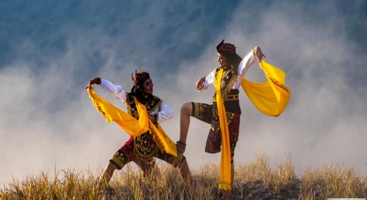 5 Tradisi Upacara Adat Unik yang Hanya Bisa Ditemukan di Indonesia