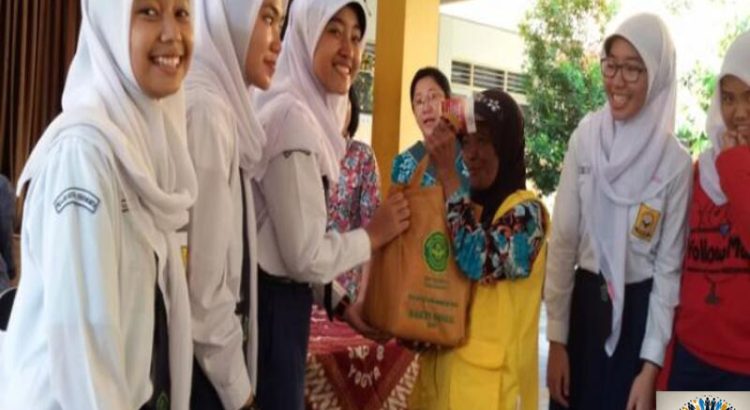 Dedikasi Guru Desa Ajarkan Pentingnya Jiwa Sosial Kepada Siswa dan Siswi