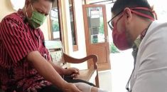 Dari Kurir Paket Jadi Dokter, Kisah Inspiratif Mbah Jarno Bantu Warga Desa Sukatani