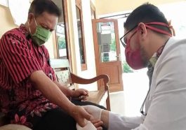 Dari Kurir Paket Jadi Dokter, Kisah Inspiratif Mbah Jarno Bantu Warga Desa Sukatani