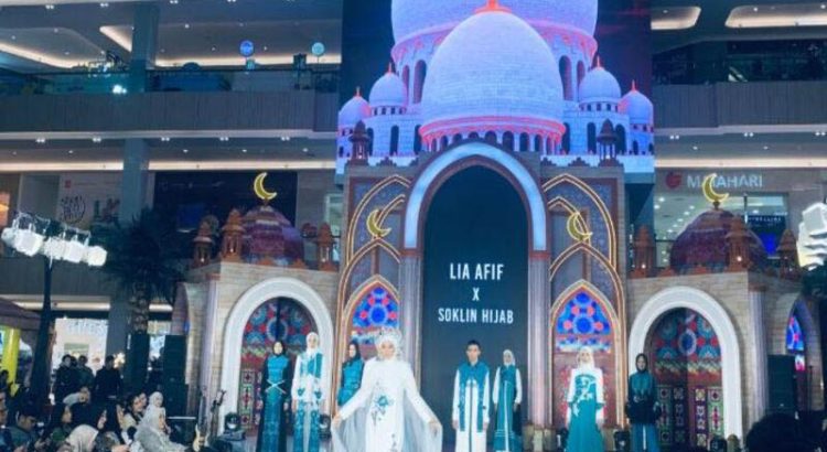 Pesona Gaun Tenun Kediri Karya Desainer Surabaya Lia Afif x Soklin Hijab