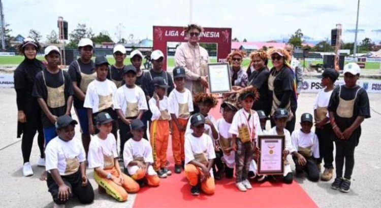 Tarian Wisisi Wamena Papua Pecahkan Rekor MURI Berkat Aksi 1.140 Pelajar