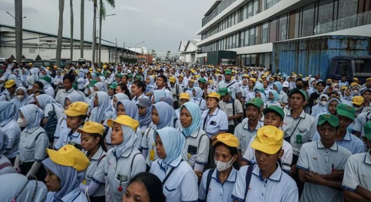 Fenomena PHK Massal Menjadi Masalah Sosial Tenaga Kerja di Berbagai Bidang Industri