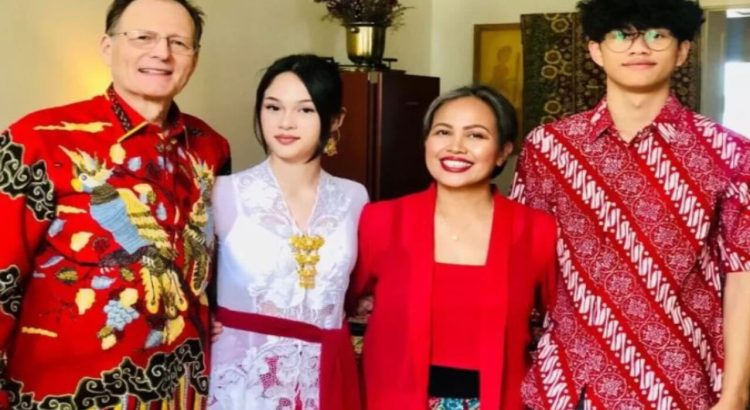 Pelestarian Budaya Indonesia Lewat Pameran Ekslusif Batik dan Tekstil Tradisional di Eropa