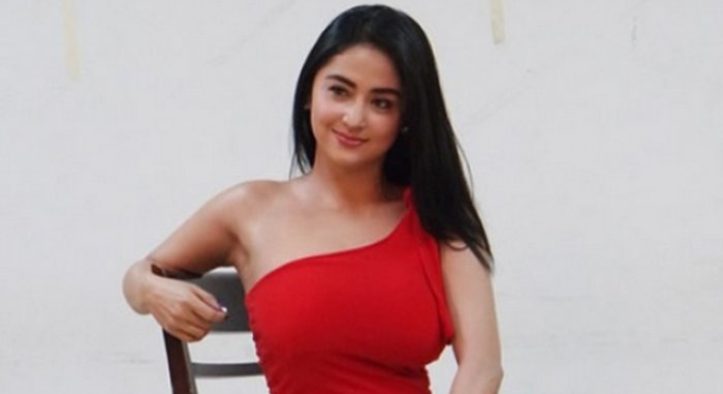Hadiah Spesial dari Penggemar, Dewi Perssik Terharu Dapat Gaun Cantik