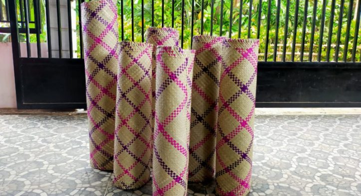 Kegiatan Anyaman tikar pandan Bersama Ibu-Ibu di Lombok