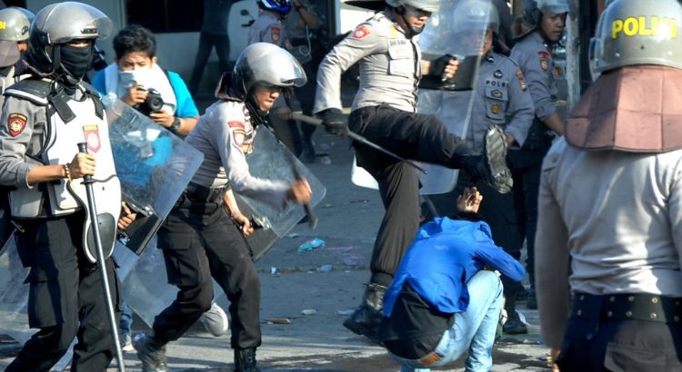 Hukum polisi dan demo